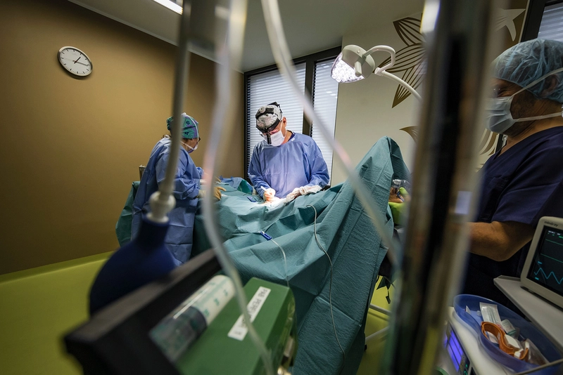 Dr. Christoph Jethon operiert einen Patienten