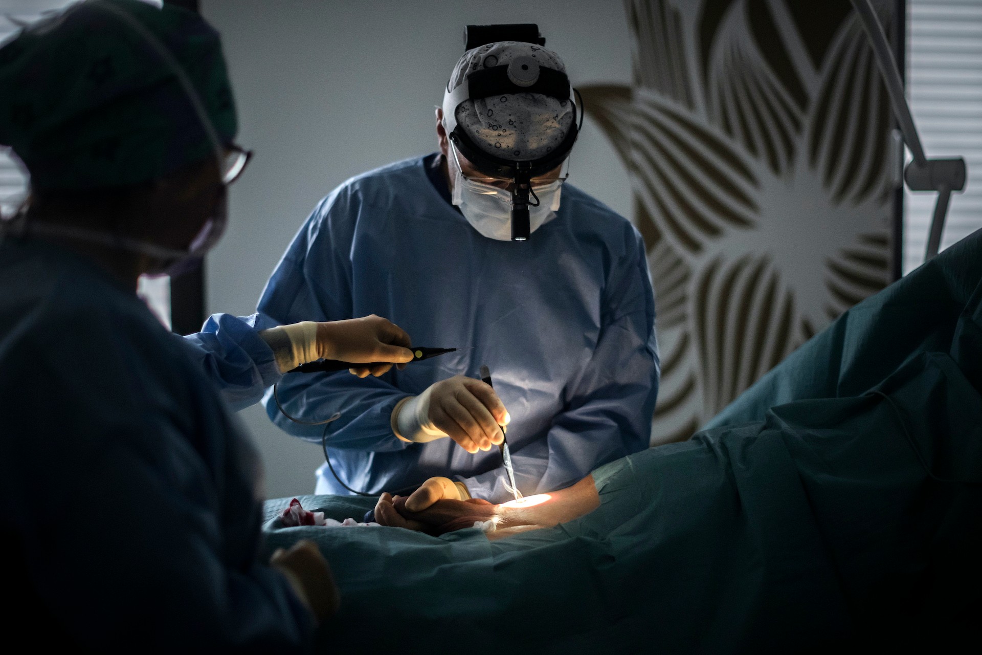 Dr. med. Christoph Jethon in einer Penisvergrößerung-Operation