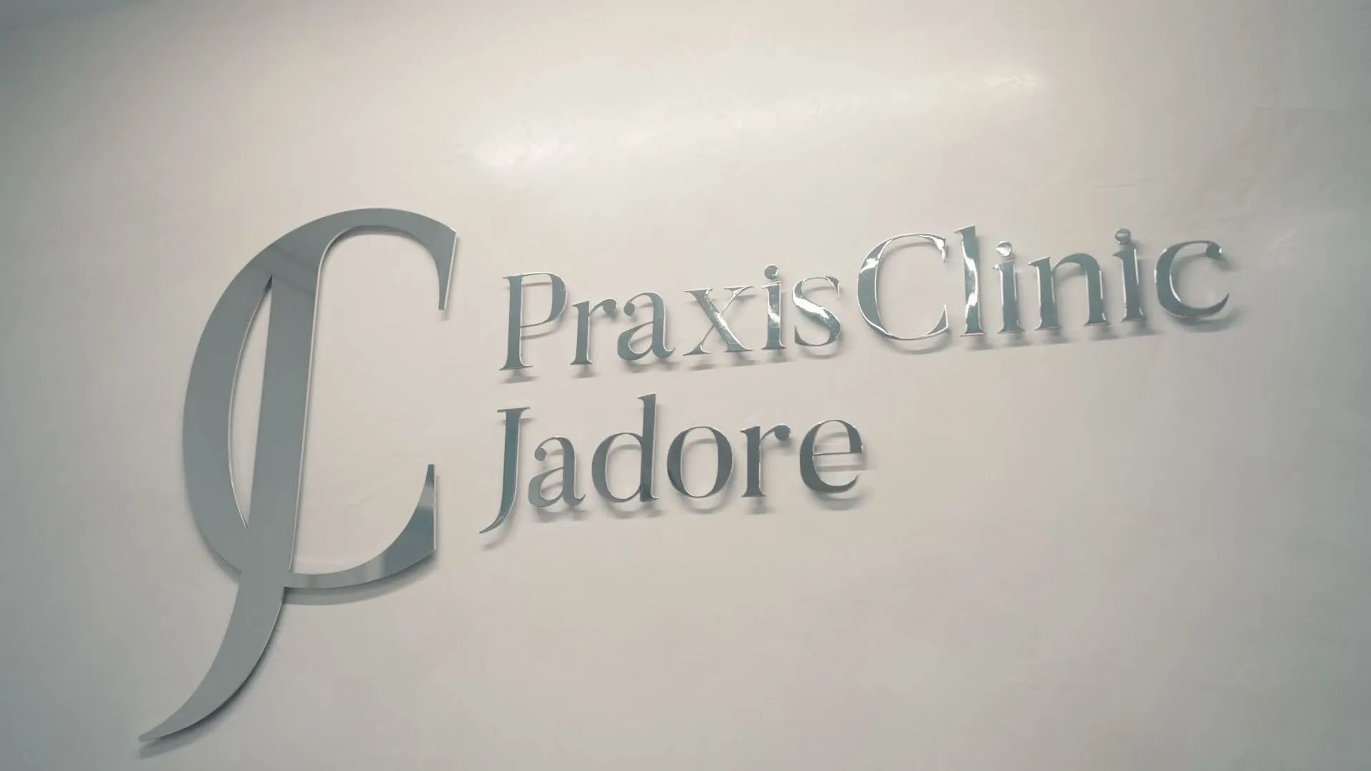 Dr. Christoph Jethon operiert einen Patienten