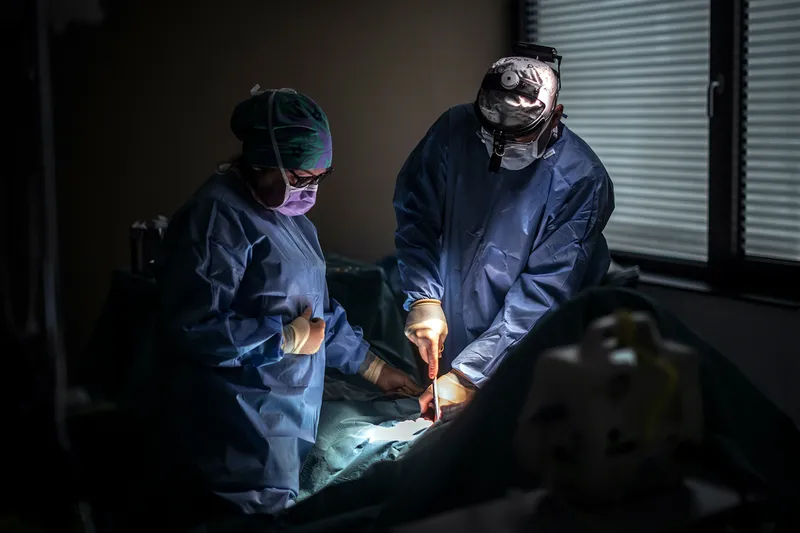 Dr. Christoph Jethon operiert einen Patienten