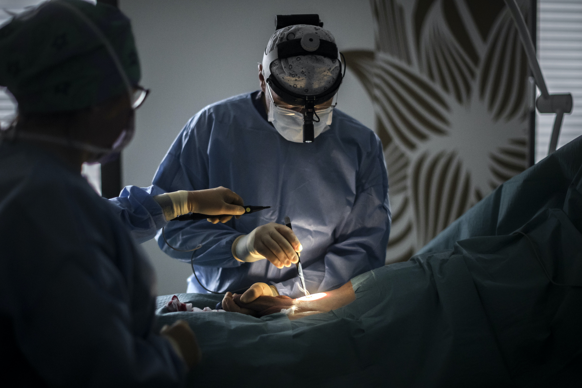 Dr. med. Christoph Jethon in einer Penisvergrößerung-Operation